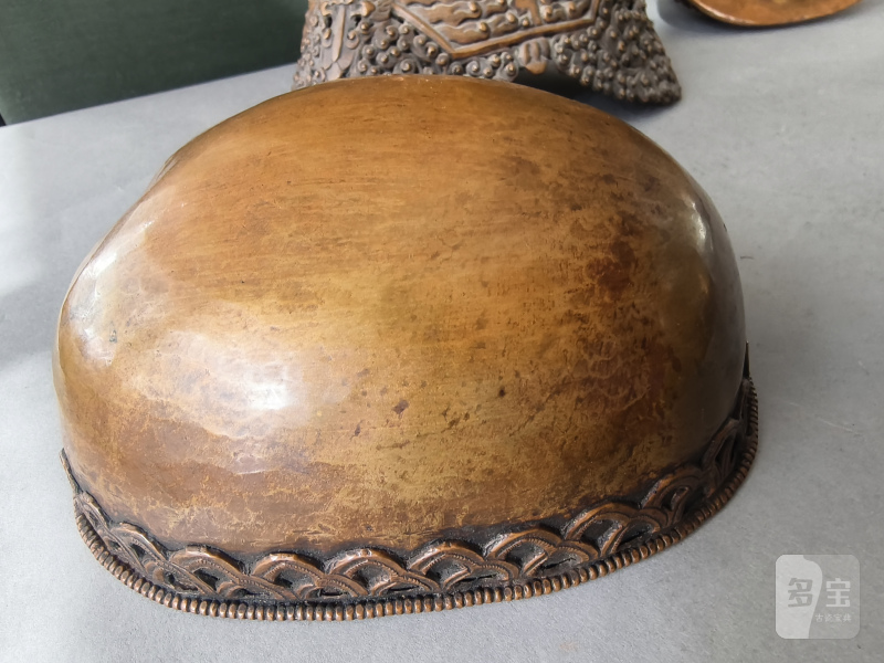 A COPPER EMBOSSED KAPALA WITH COVER ON STAND - 图8